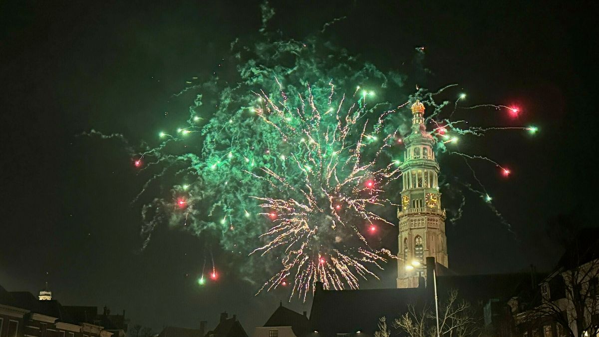 Zeeland luidt 2026 in met vuurwerk, honderden mensen bij vuurwerkshow Oostkapelle