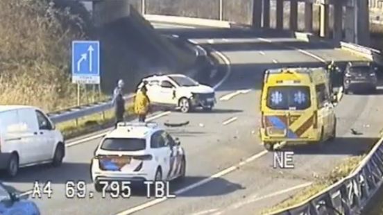 Snelweg dicht na ongeluk met drie autos, één gewonde.