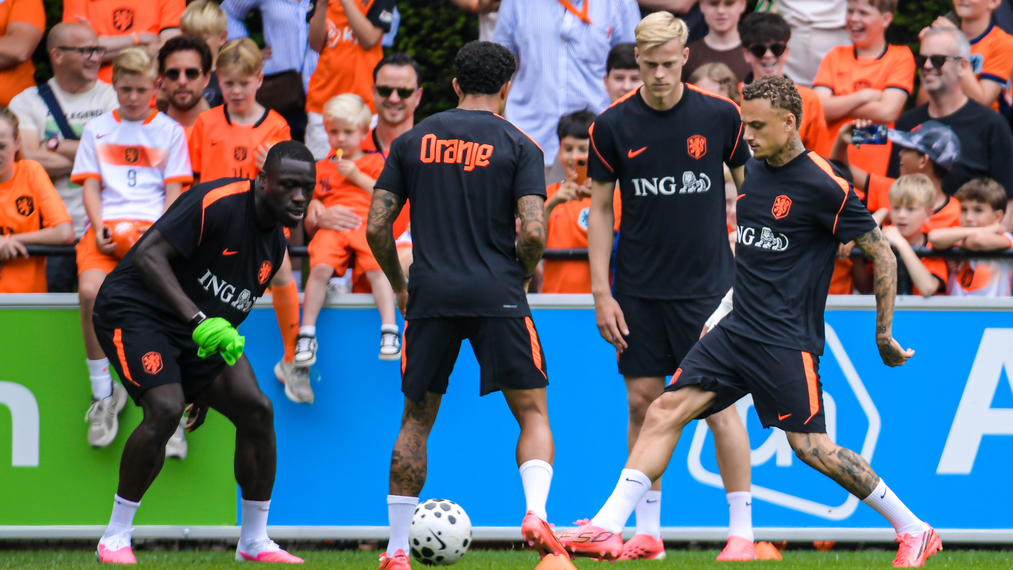 Het Nederlands elftal tijdens een training in Zeist