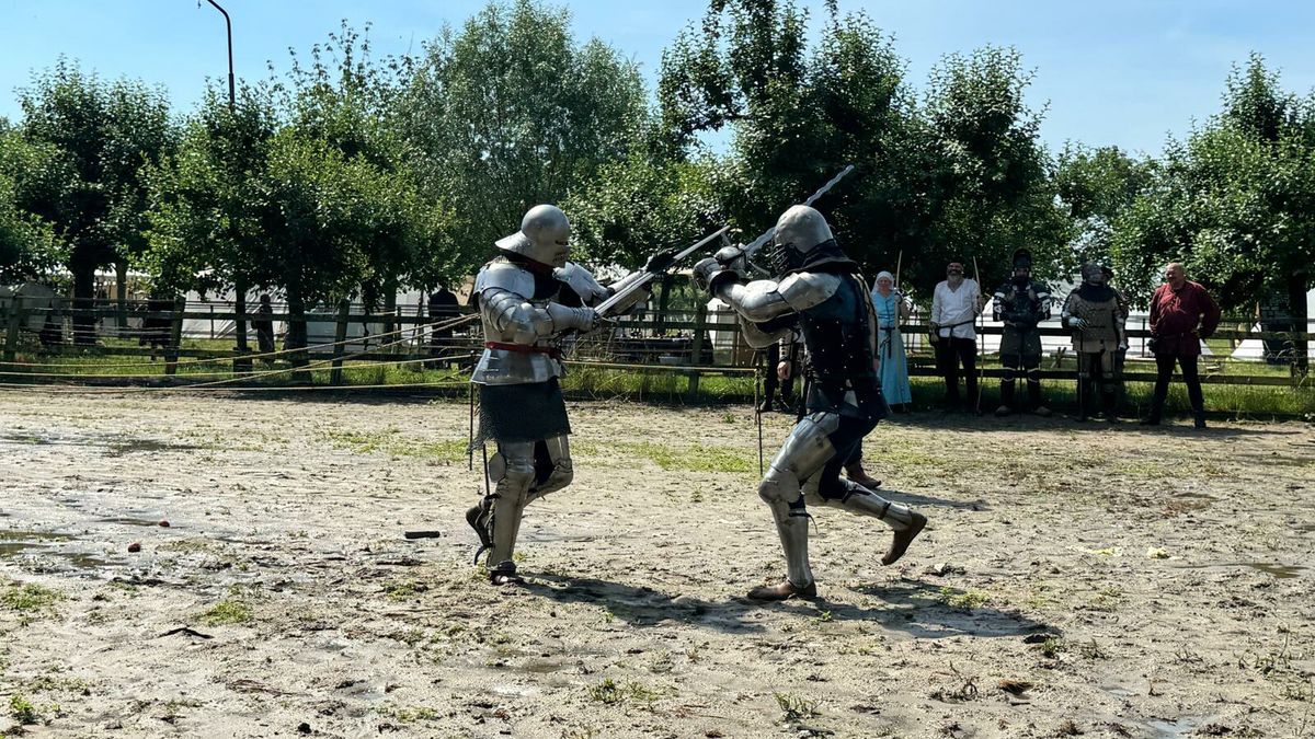50 tot 60 graden in een harnas: ridders zweten zich rot tijdens middeleeuws spektakel in Oudelande
