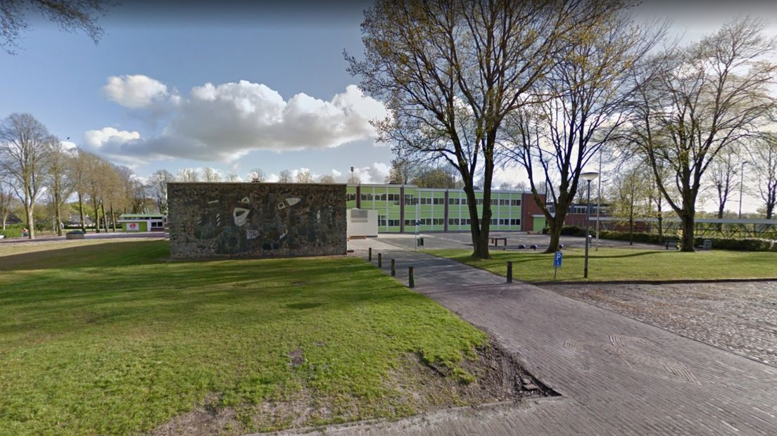 Leerlingen van Stad en Esch in Diever hebben als examenstunt het schoolgebouw te koop gezet (Rechten: Google Streetview)