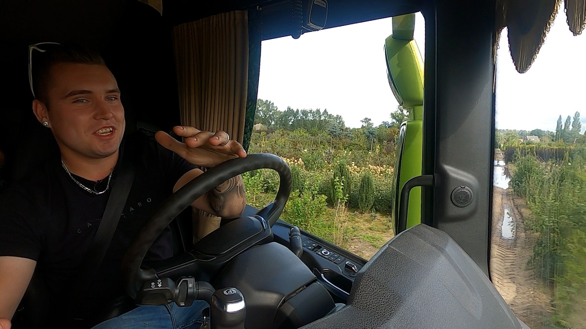 Zingende vrachtwagenchauffeur droomt van professionele carrière