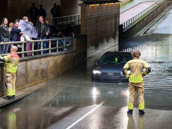 112-nieuws | Auto vast in spoortunnel na hevige regenval