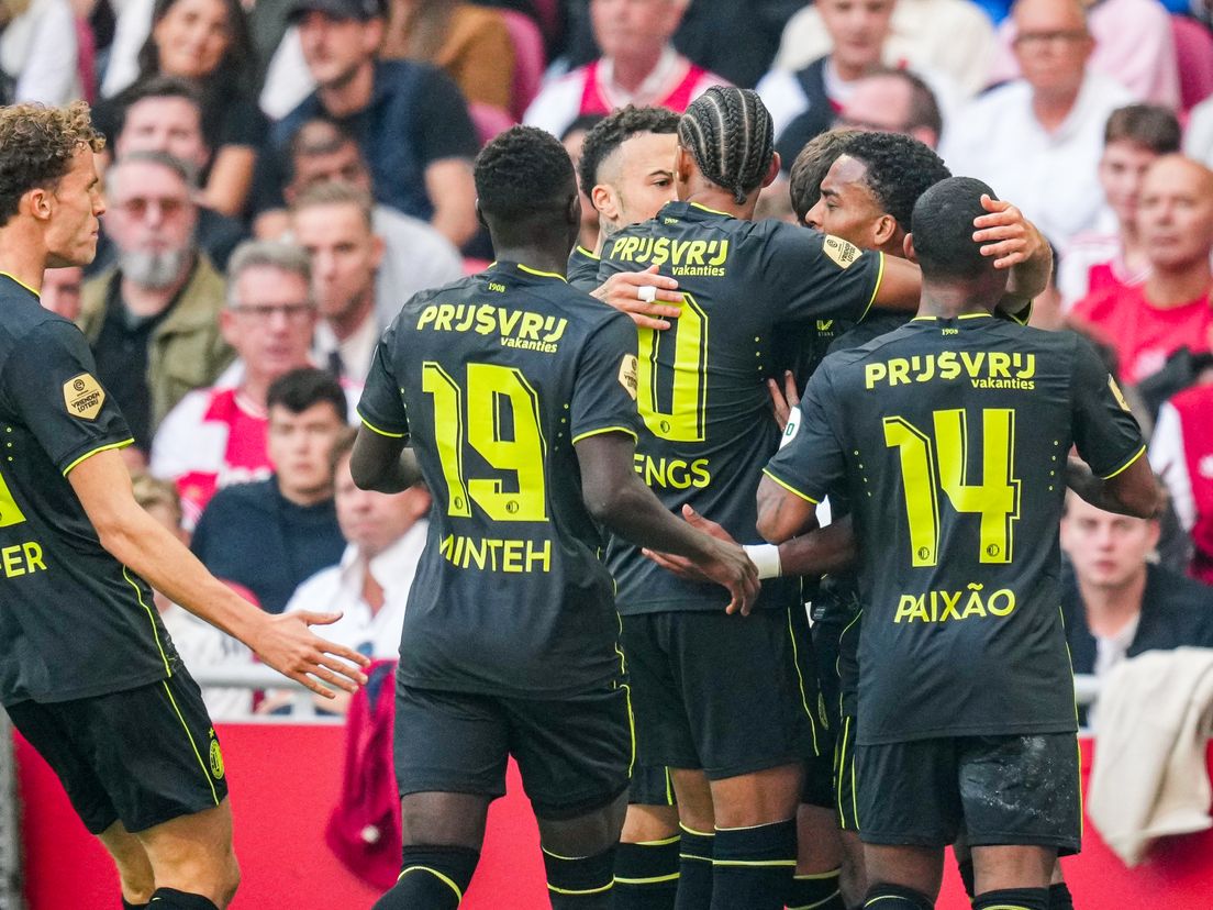 Feyenoord viert de 0-1 van Santiago Gimenez tegen Ajax
