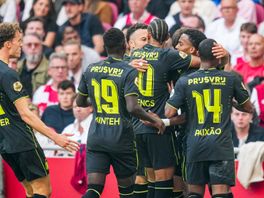 LIVE: Ajax en Feyenoord voetballen weer na vuurwerk op het veld (0-3)