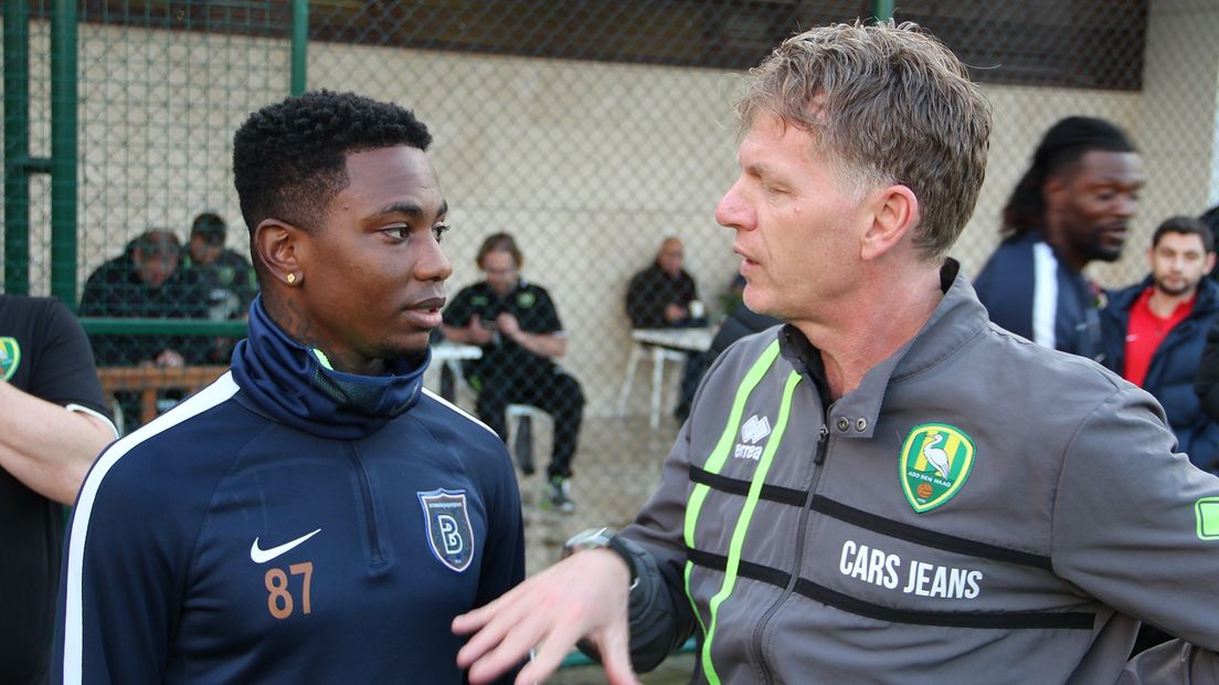 Eljero Elia praat met Fons Groenendijk.