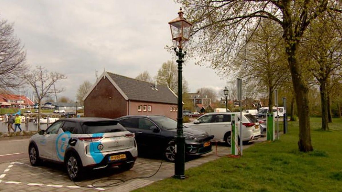In Brouwershaven is het mogelijk om de auto op te laden aan een lantaarnpaal