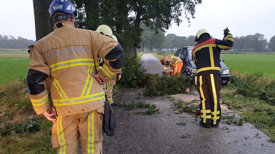 In Ambt Delden botste een automobilist tegen een omgewaaide boom