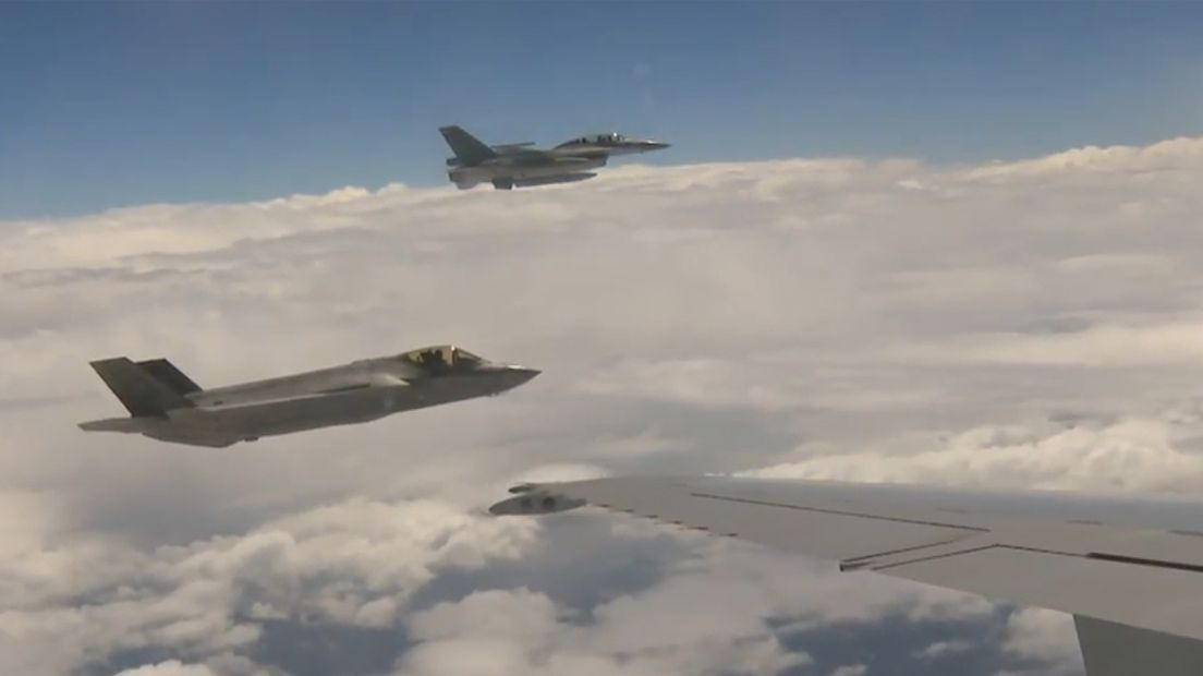 De vliegtuigen in de lucht (screenshot: Defensie livestream)