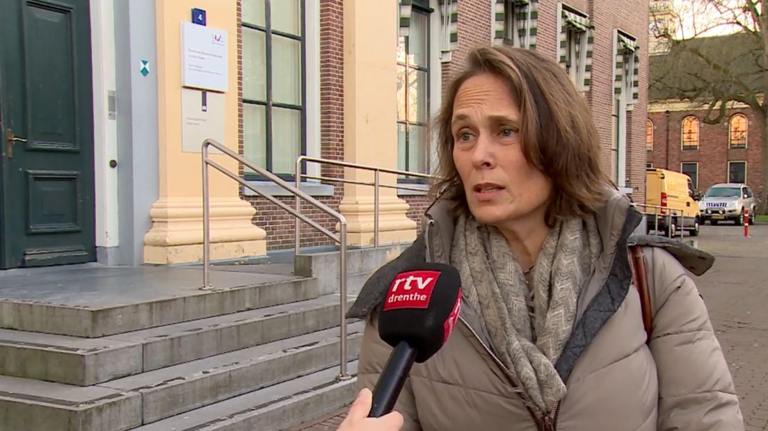 Andrea de Gier voor de rechtbank in Assen (Rechten: RTV Drenthe)