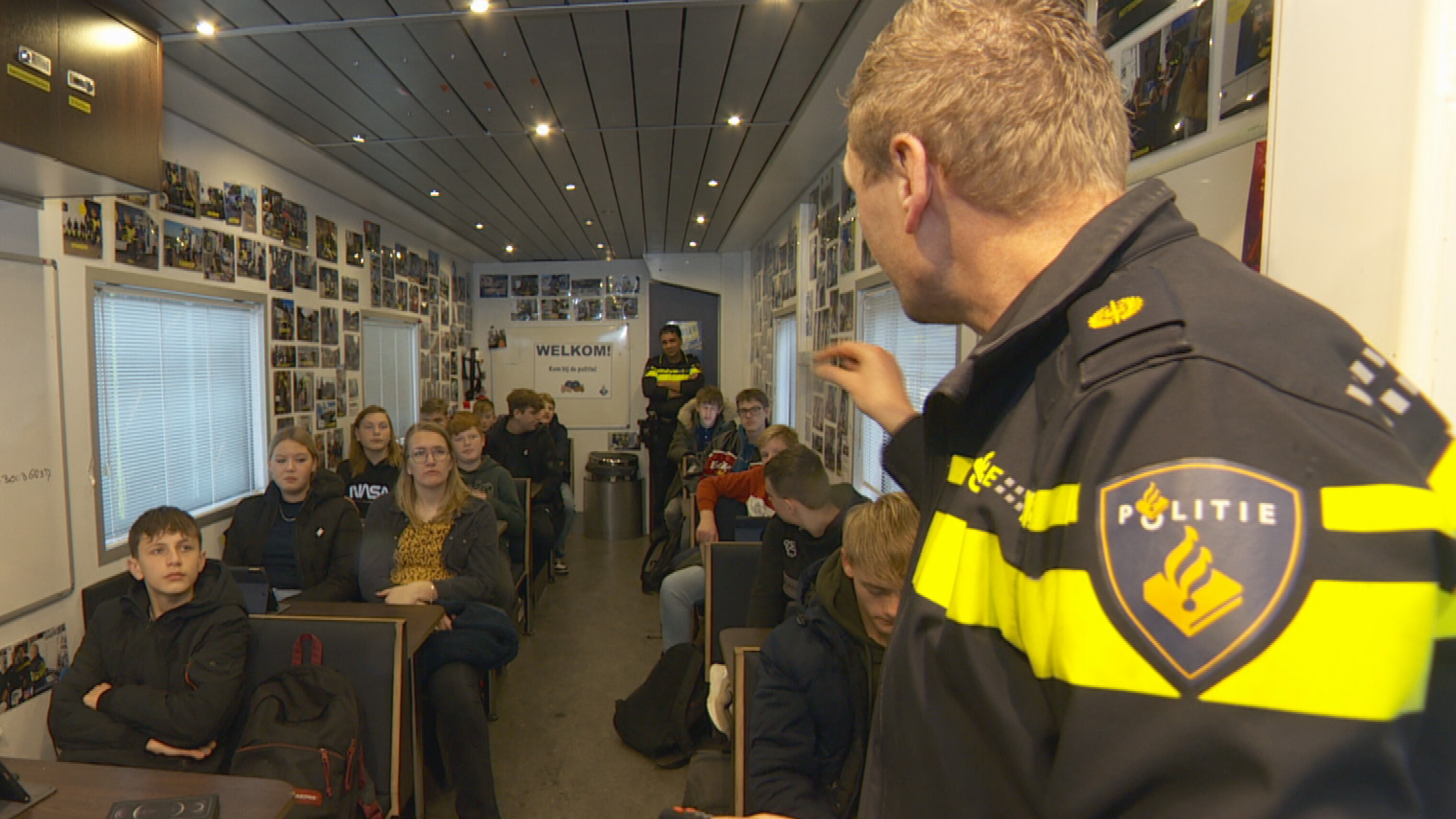 Yn spesjale plysjetruck krije Fryske learlingen les oer online gefaren
