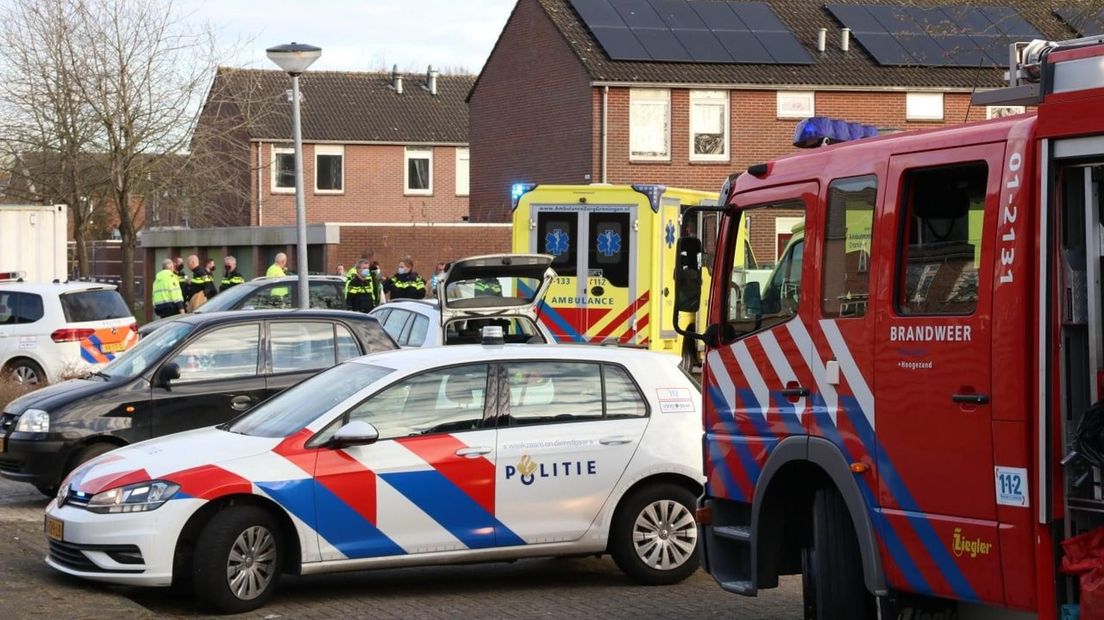 Vlak na het ongeval aan de Neptunus in Hoogezand waren politie, brandweer en ambulance aanwezig