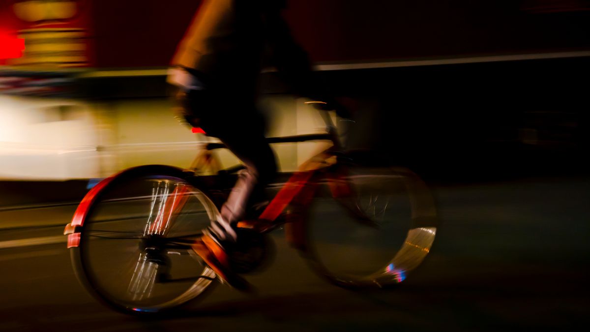 Fietser wordt na kilometerslange tocht over A2 door politie van snelweg geplukt