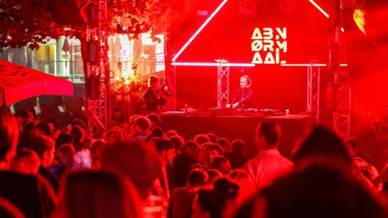 Stampen in de regen: jongeren gaan los tijdens opening Cultureel seizoen