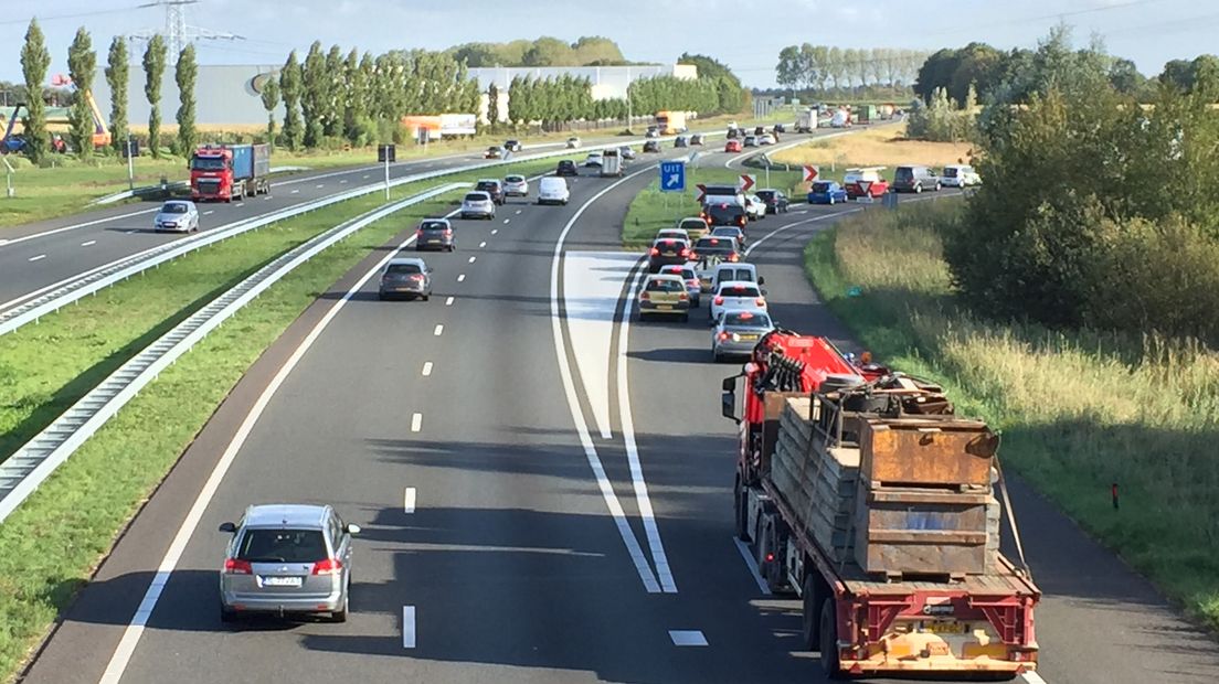 Tijdens de avondspits stellen auto's zich in twee rijen op op de afrit.