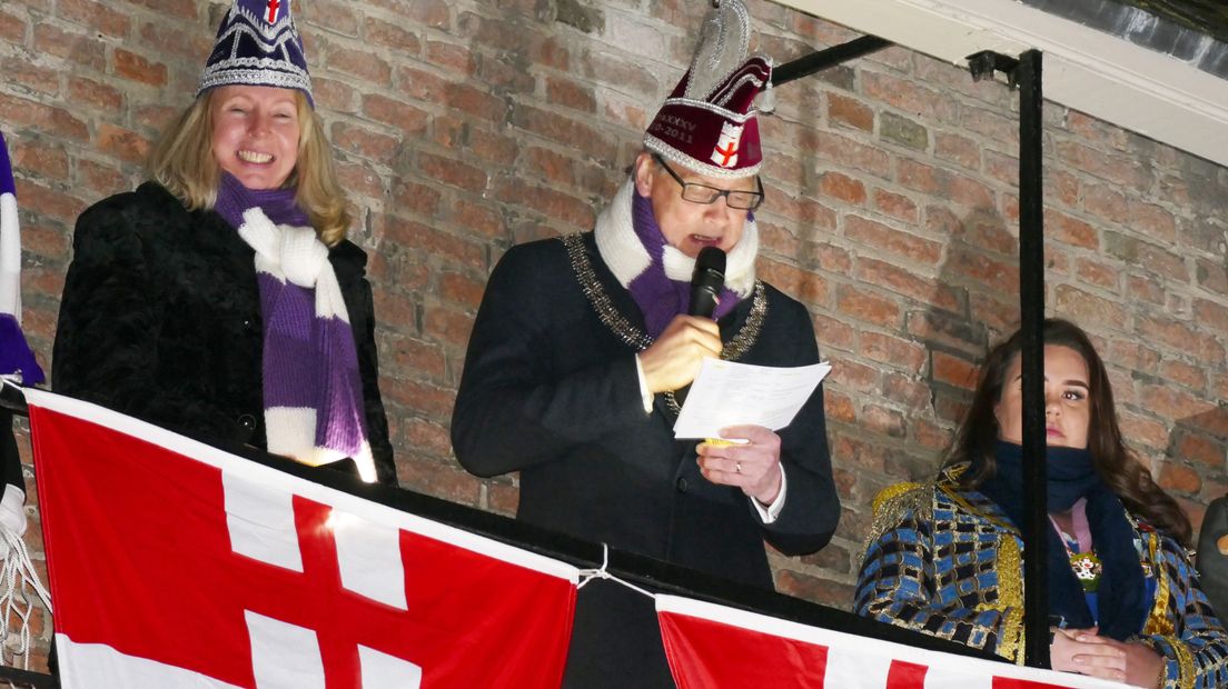 Burgemeester Bolsius in carnavalskostuum op de Koppelpoort.