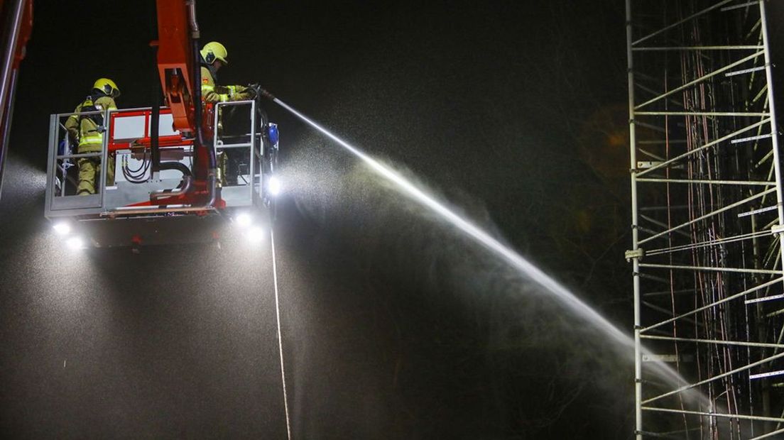 De brandweer blust de zendmast in Beekbergen.