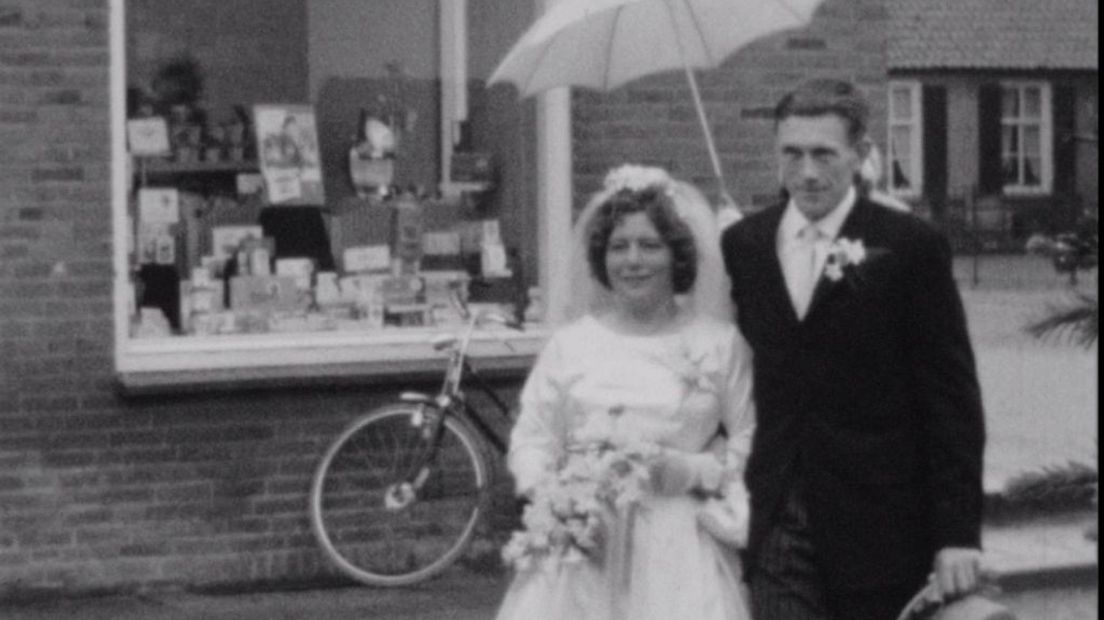 Bruidspaar in nat Groessen 1964