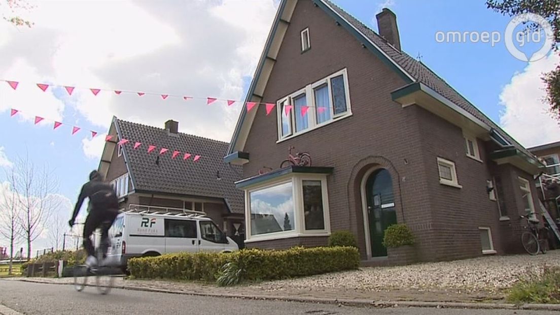 Drie dagen voor de start van de Giro d'Italia is Gelderland nog lang niet roze. Behalve vlaggetjes en roze fietsen is er bij de inwoners niet veel meer te zien.