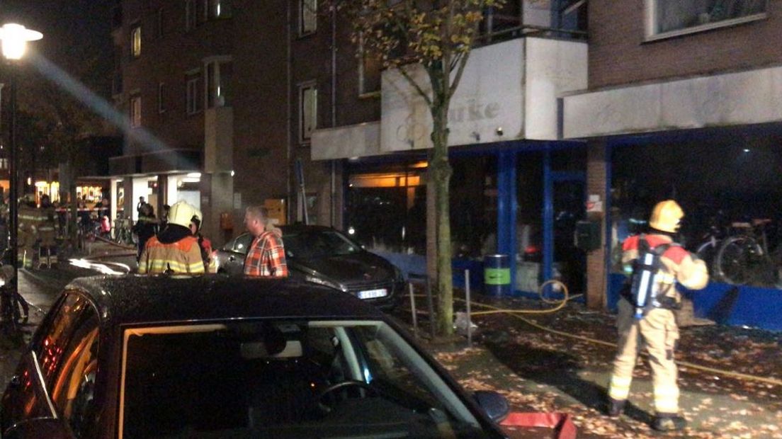 In een fietsenzaak in het centrum van Ede heeft zaterdagavond brand gewoed. Zo'n tien woningen boven de winkel aan de Notaris Fischerstraat werden ontruimd, meldt de brandweer.