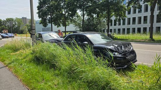 Veel schade bij kop-staartbotsing met drie auto's en een busje