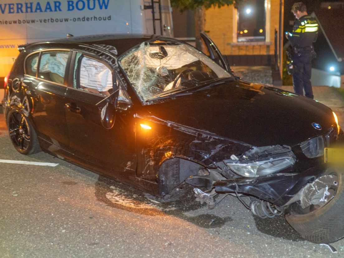 De bestuurder kwam ongedeerd uit de auto.