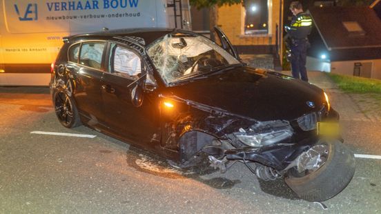 Enorme botsing: geparkeerde auto belandt onderaan de dijk. Enorme botsing: geparkeerde auto belandt onderaan de dijk.