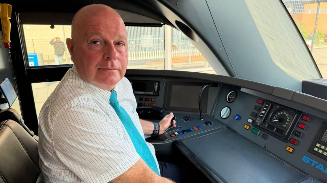 Machinist Ben van Dam in de cabine van een Arriva-trein
