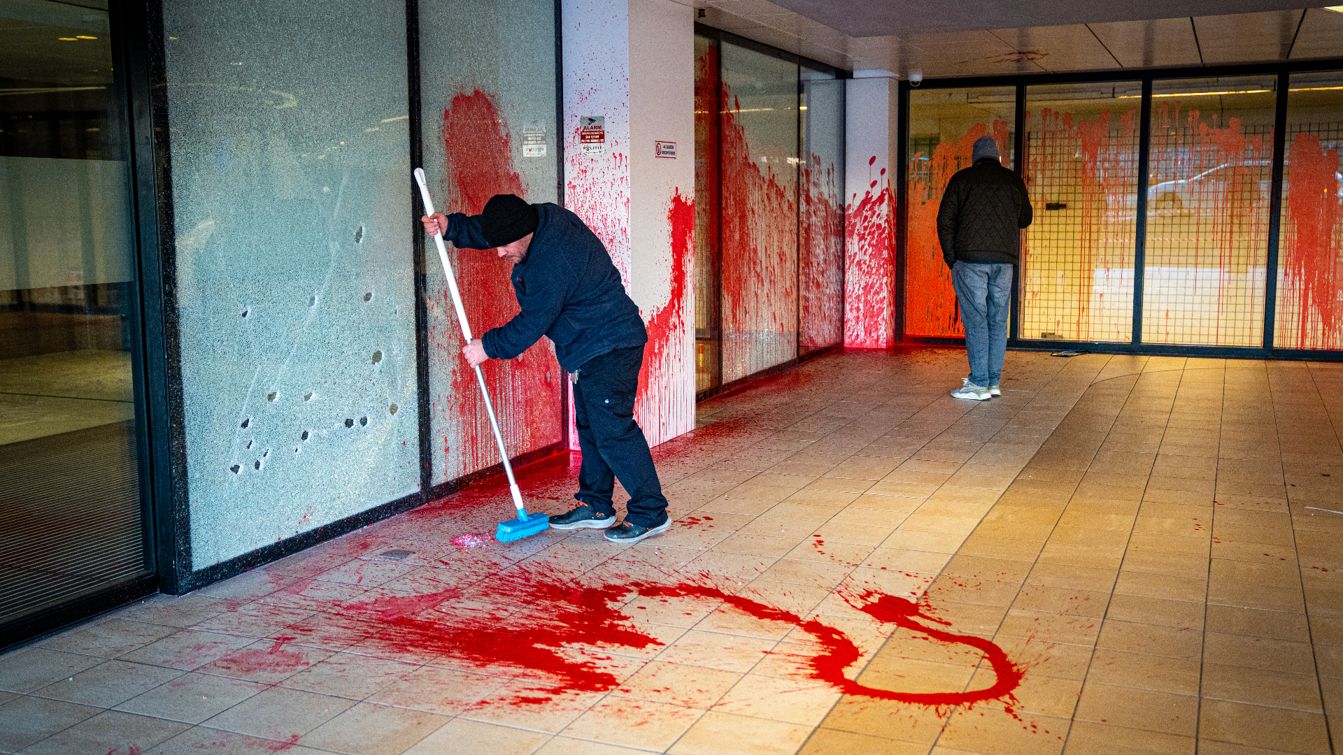 De rode verf wordt weggehaald.