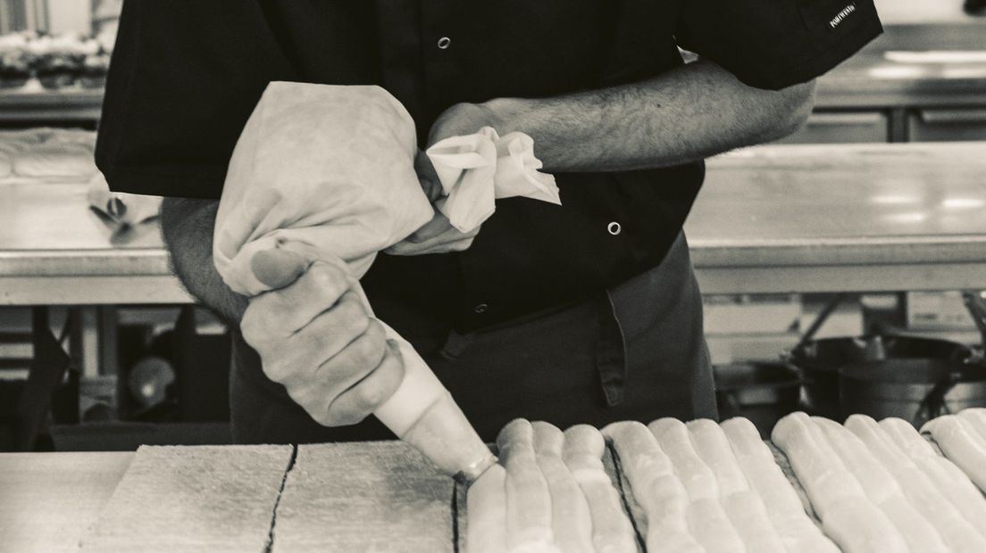 Bakker aan het werk bij Bakkerij Van Den Berg