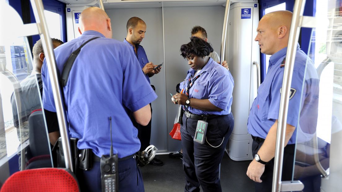 Controleurs van de RET in actie, op Metrolijn E tussen Den Haag en Rotterdam