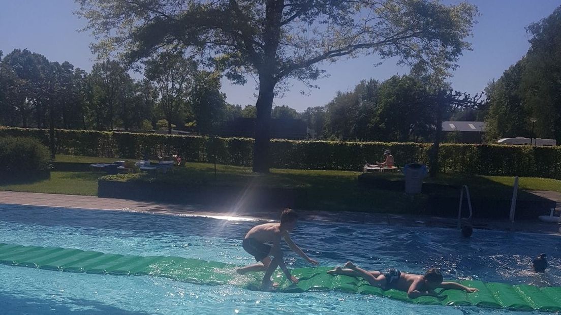 Voor de mensen die zondag een vrije dag hadden was het genieten. Met temperaturen tot 25,26 graden bij een strakblauwe hemel was het zondag 6 mei 2018 een zomerse dag. Gelderland geniet! In de tuin, bij het zwembad of met een ijsje. De foto's zeggen genoeg.