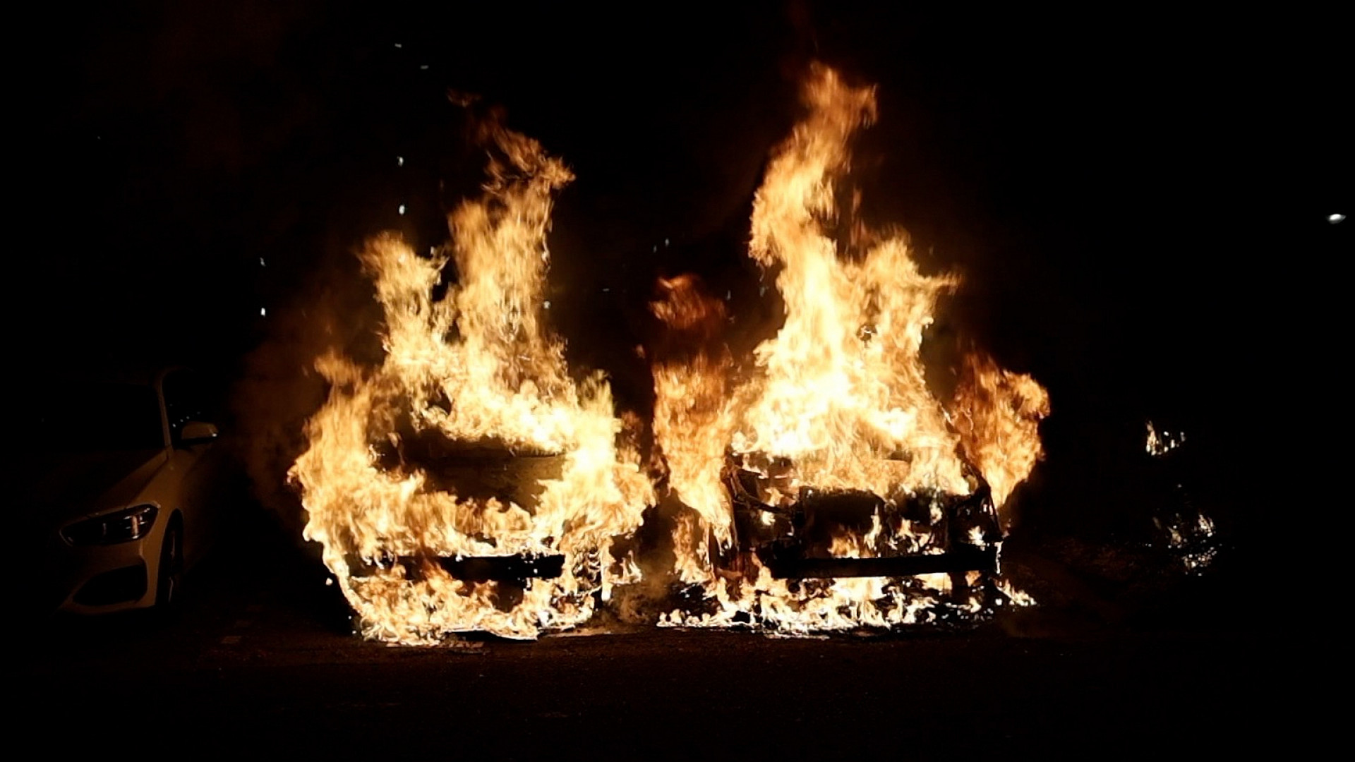 Twee auto's staan in lichterlaaie