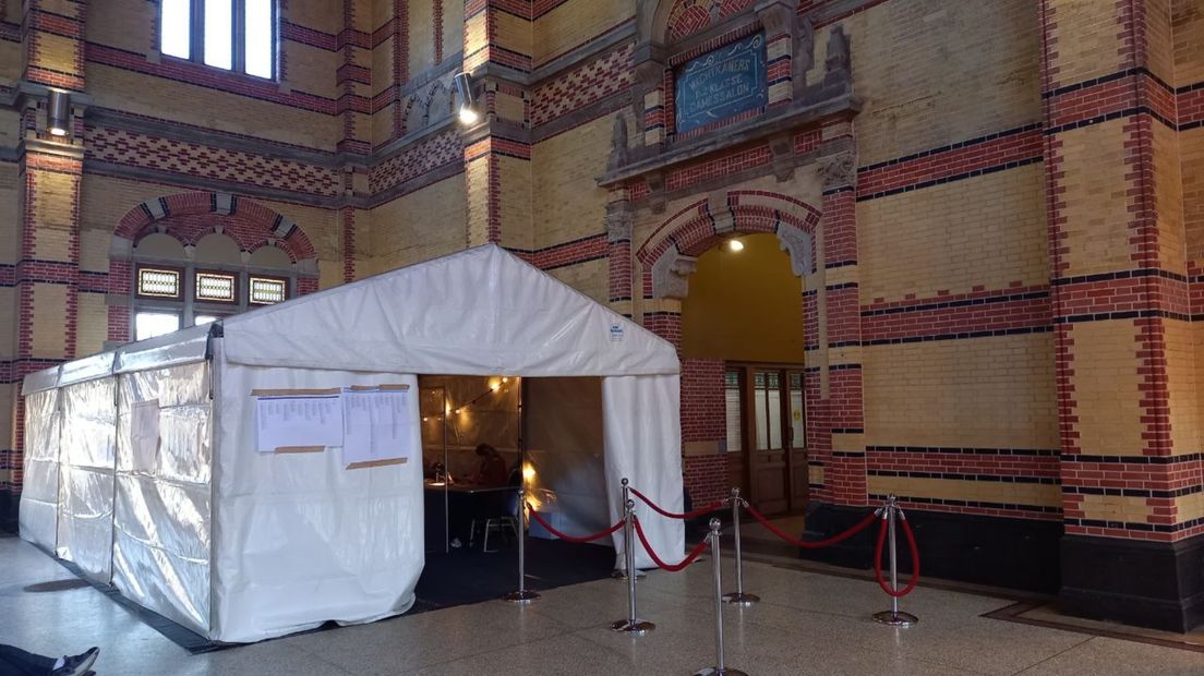 Het stembureau op het Hoofdstation in Stad