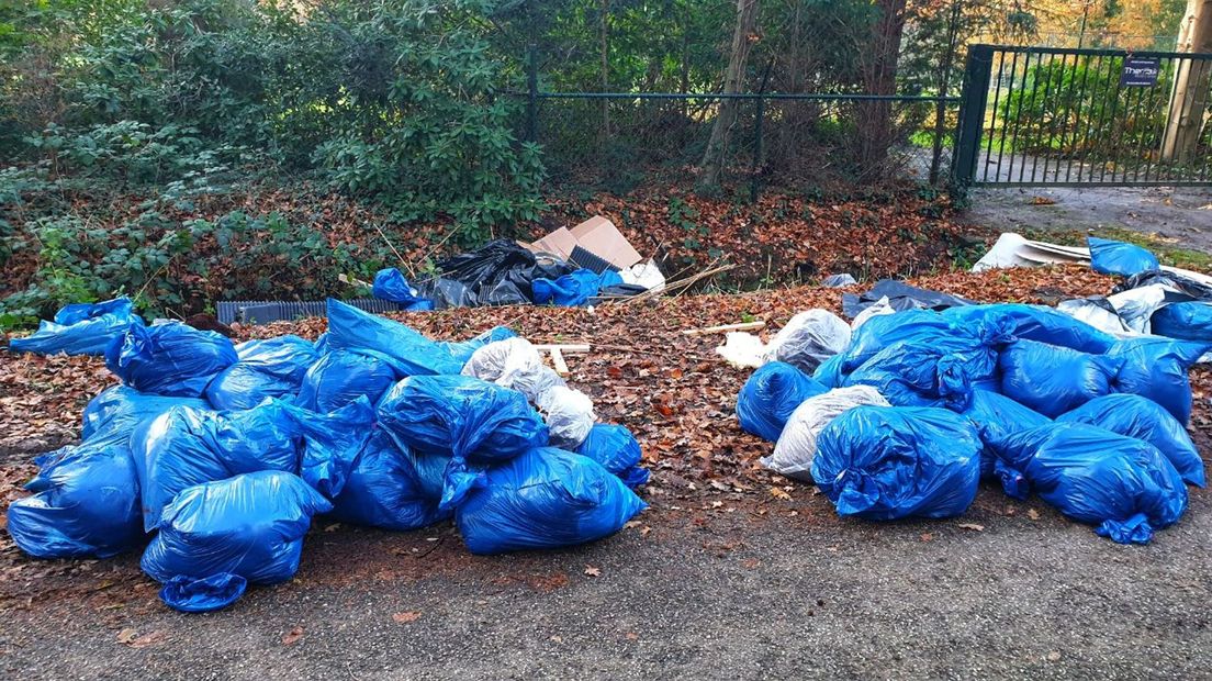 Zakken met hennepafval gedumpt