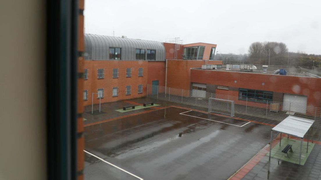 Sportveld waar de jongeren in de jeugdgevangenis kunnen sporten