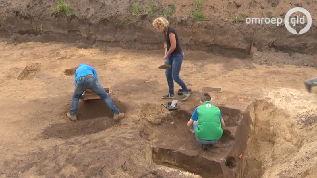 Al jaren zijn archeologen bezig om historische bouwwerken aan de Sportlaan in Ede bloot te leggen. Maar zaterdag was het de beurt aan iedereen die wel een beetje op Indiana Jones wil lijken, zoals de 13-jarige Jeremey: 'Ik wil later archeoloog worden. Vroeger toen ik klein was kreeg ik een metaaldetector en ik vond het superleuk om daar mee bezig te zijn.'