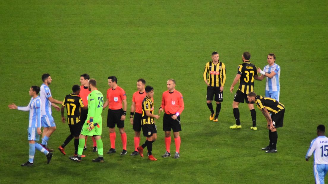 Vitesse heeft donderdagavond keurig een punt overgehouden aan het duel met Lazio Roma in de Europa League (1-1). Hoewel de Arnhemmers goed in de wedstrijd zaten en zelfs op voorsprong kwamen, zat een overwinning er niet in. Door het gelijke spel kan Vitesse in ieder geval 120.000 euro op de rekening bijschrijven en de supporters met een goed gevoel naar huis laten gaan.