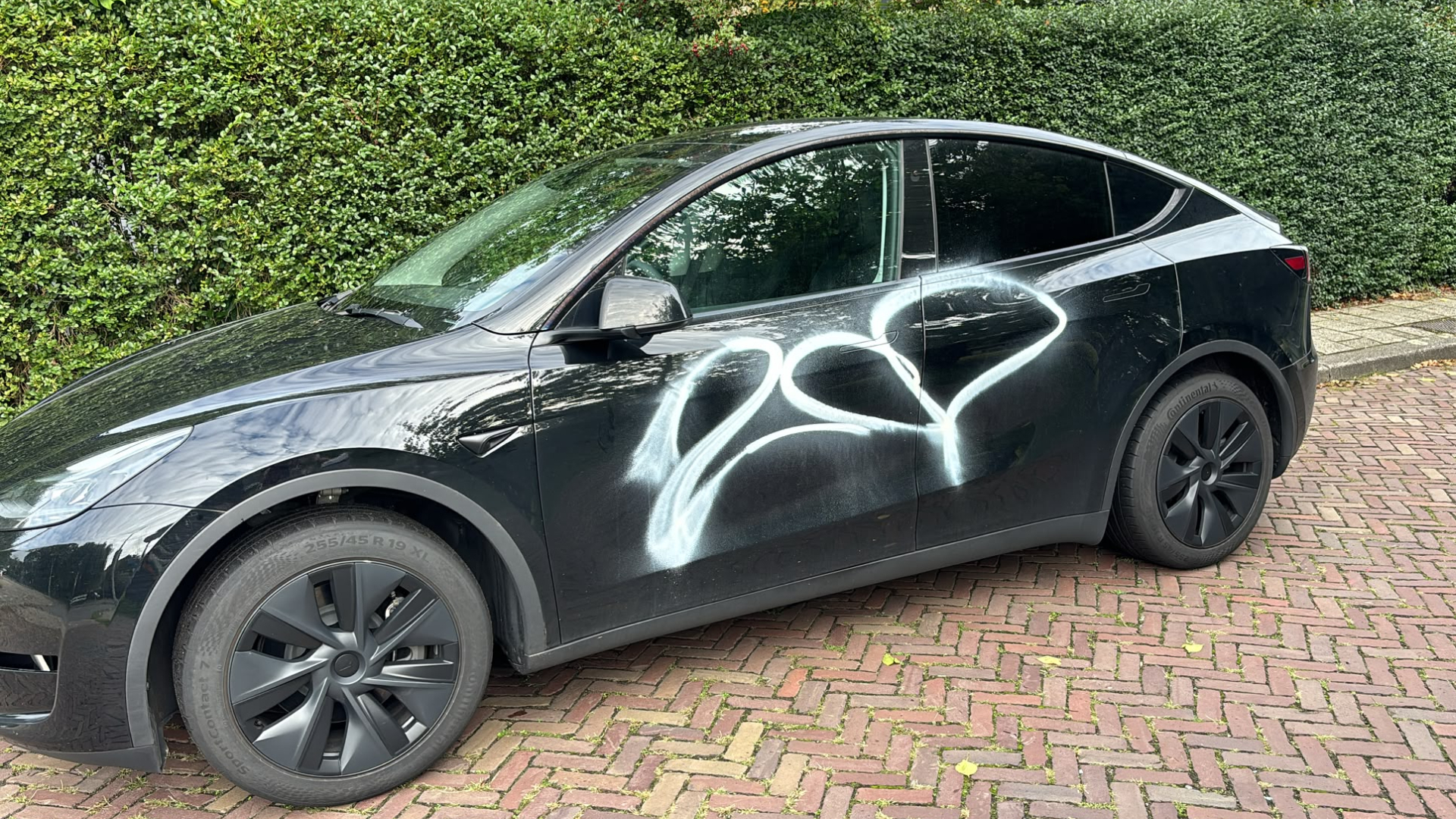Meerdere Tesla's beklad met verf: wijkagent houdt extra toezicht