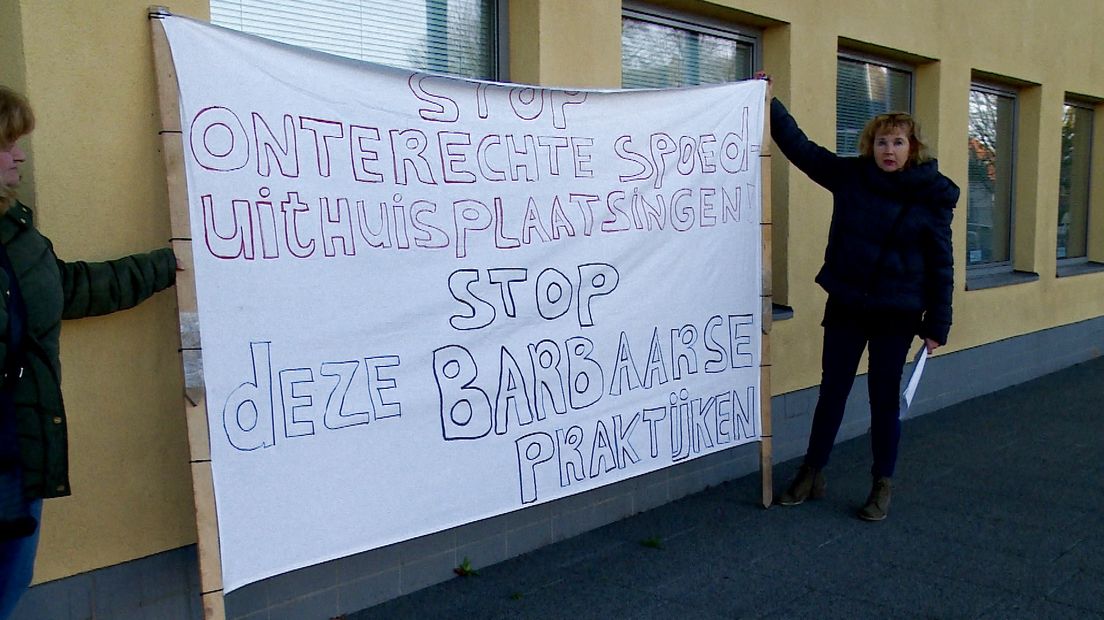 Demonstranten met spandoek bij de rechtbank in Middelburg.