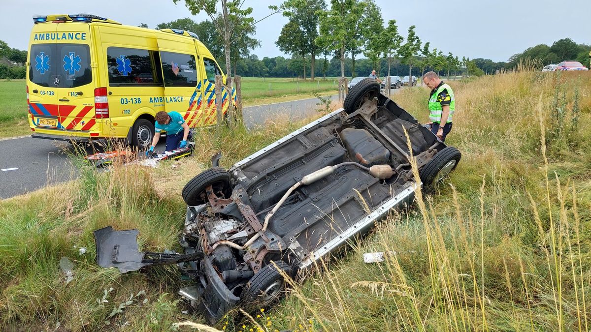 Auto op de kop in greppel naast N34 bij Holthone, bestuurster gewond naar ziekenhuis