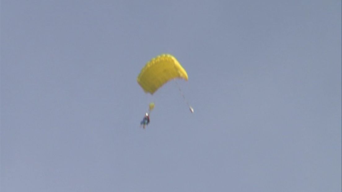 Vier jongeren mochten zaterdagmiddag een parachutesprong maken vanaf paracentrum Teuge.