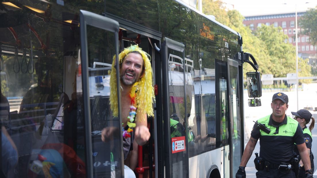 Demonstranten werden met bussen weggebracht