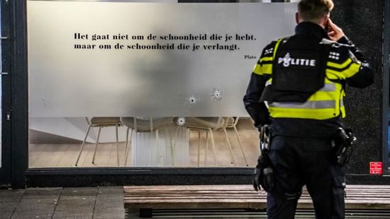 Drie kogelgaten in ruit van beautysalon in centrum van Rotterdam | Barendrechter komt om bij verkeersongeluk.