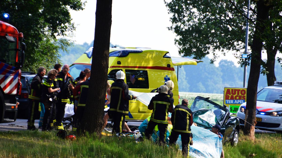 UPDATE: Automobiliste belandt in water na botsing tegen boom