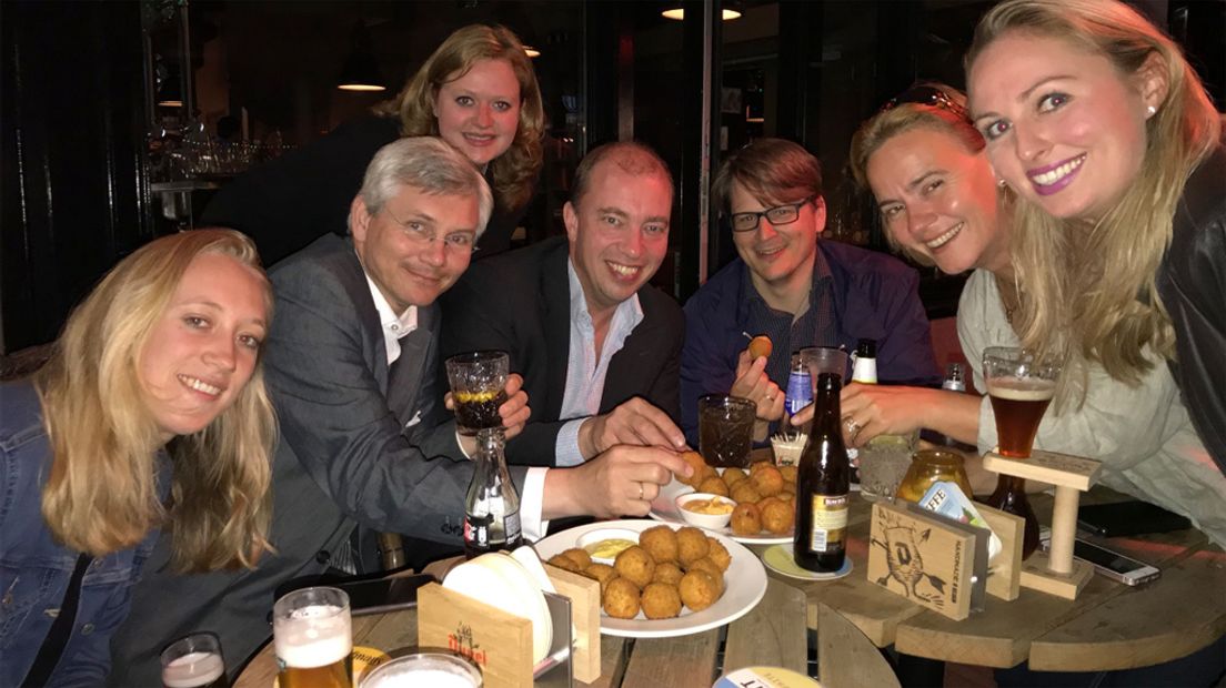 Utrechtse VVD'ers zetten een foto met hun bitterballen op Twitter.