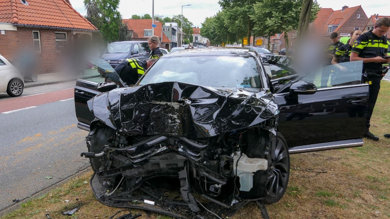 Auto total loss na botsing met lantaarnpaal, bestuurder naar ziekenhuis.