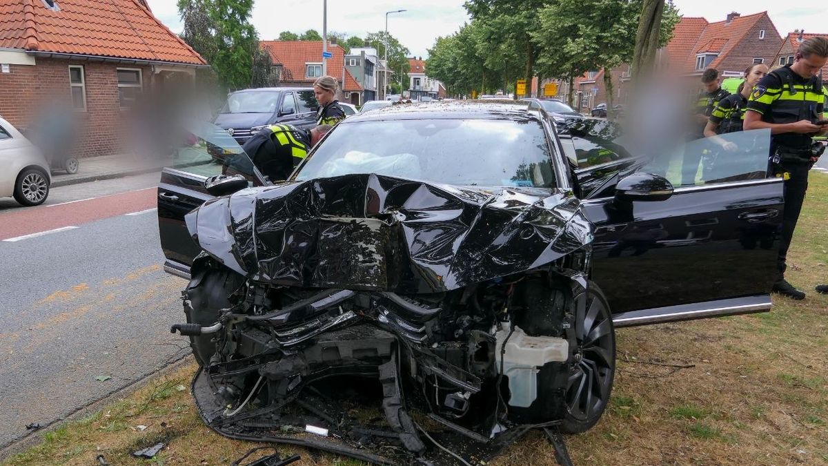 112 Nieuws: Auto knalt tegen boom in Enschede | Opnieuw autobrand Deventer