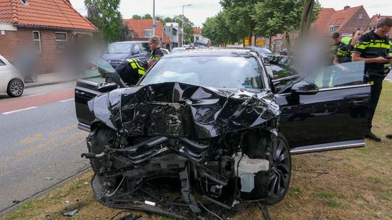 Auto total loss na botsing met lantaarnpaal, bestuurder naar ziekenhuis. Auto total loss na botsing met lantaarnpaal, bestuurder naar ziekenhuis.
