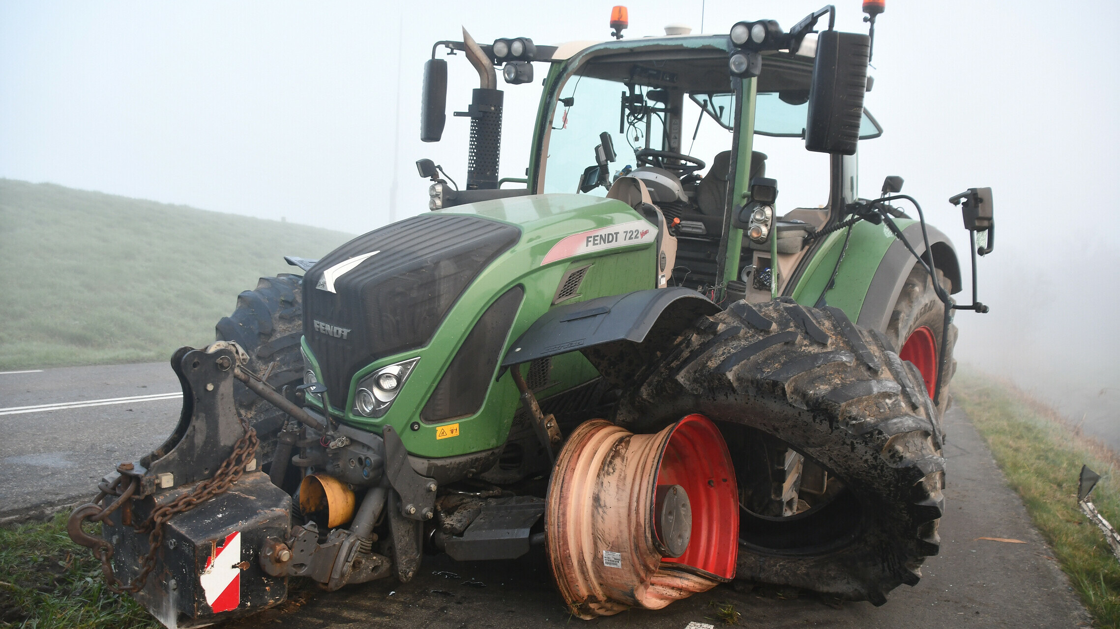 Ongeluk met tractor en twee bestelbusjes in dichte mist bij Hansweert